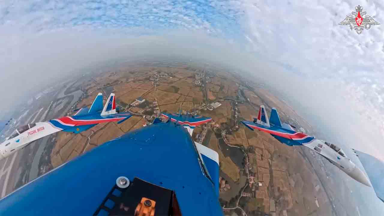 영상: ‘러시안 나이츠’ 팀, 난창 에어쇼에서 항공 시범 비행 선보여. Telegram @mod_russia