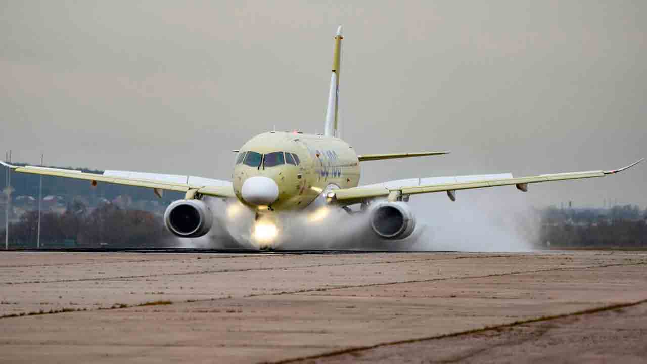 De nieuwe Russische Superjet wordt getest in een bassin om de bescherming van de motoren tegen water te beoordelen. Foto: UAC