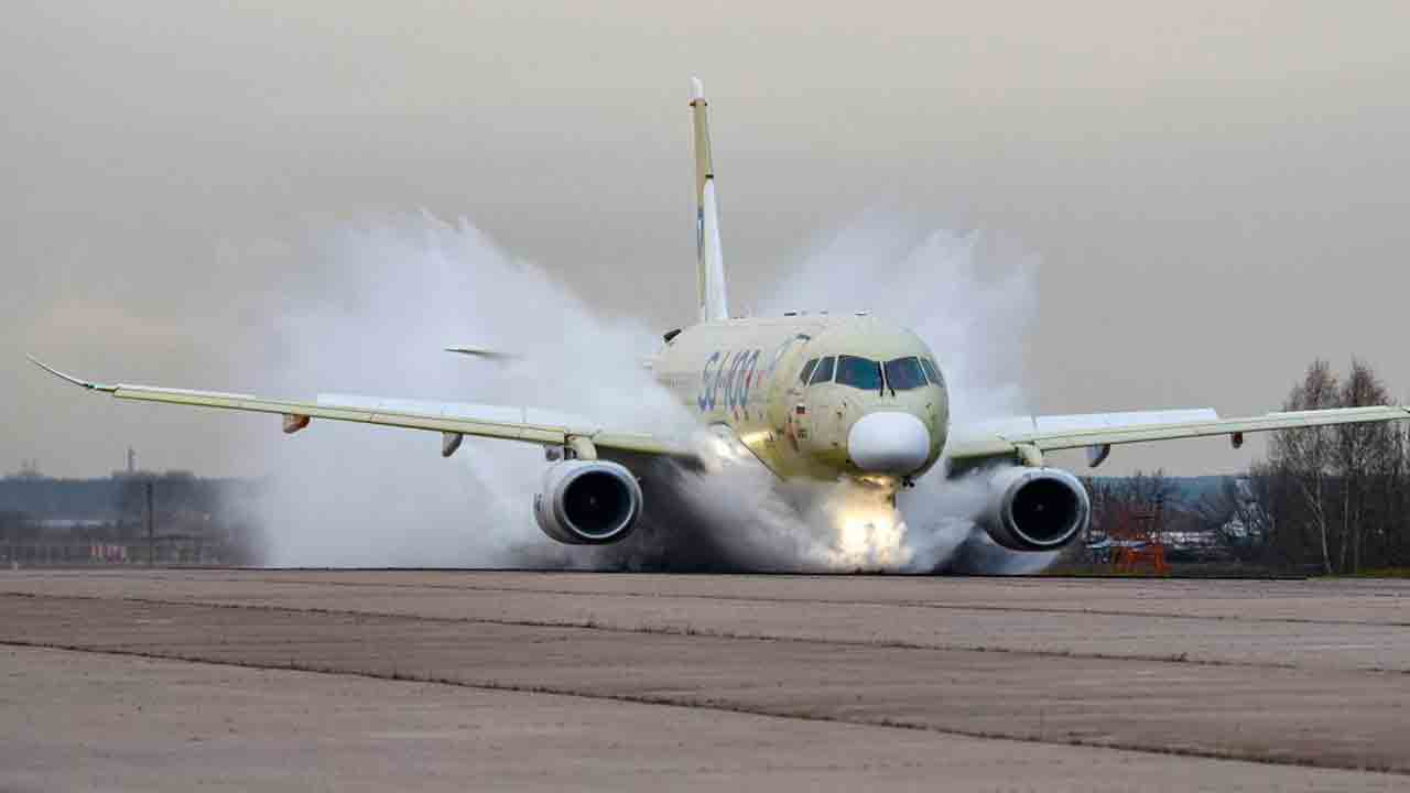 De nieuwe Russische Superjet wordt getest in een bassin om de bescherming van de motoren tegen water te beoordelen. Foto: UAC