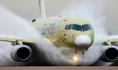 Novo Superjet russo é testado em piscina para avaliar proteção dos motores contra água. Foto: UAC