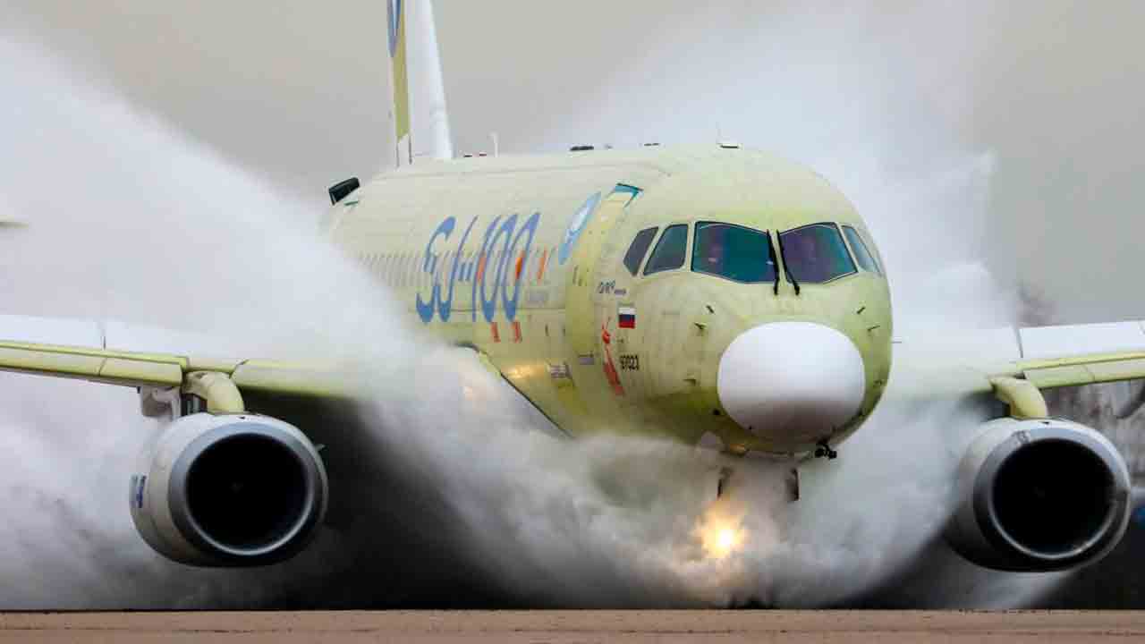 De nieuwe Russische Superjet wordt getest in een bassin om de bescherming van de motoren tegen water te beoordelen. Foto: UAC