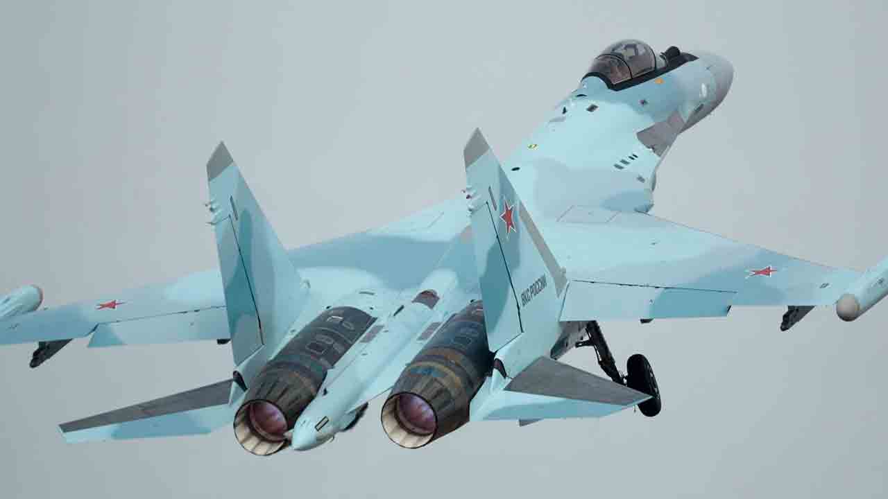 러시아 항공우주군에 새로운 Su-35S 전투기 인도. 2025년 10월. 사진: UAC