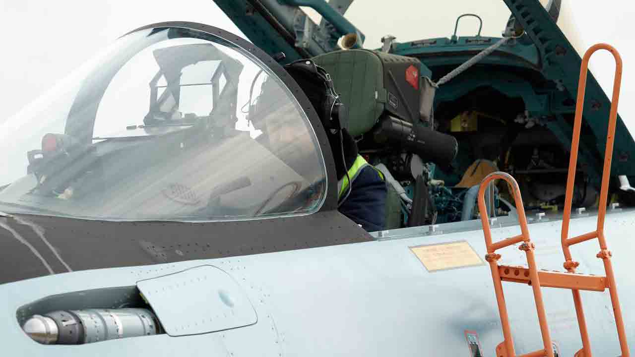 러시아 항공우주군에 새로운 Su-35S 전투기 인도. 2025년 10월. 사진: UAC