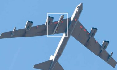 B-52 é visto novamente com míssil nuclear furtivo AGM-181 em voo de teste (Instagram @rwatamuraphotography)