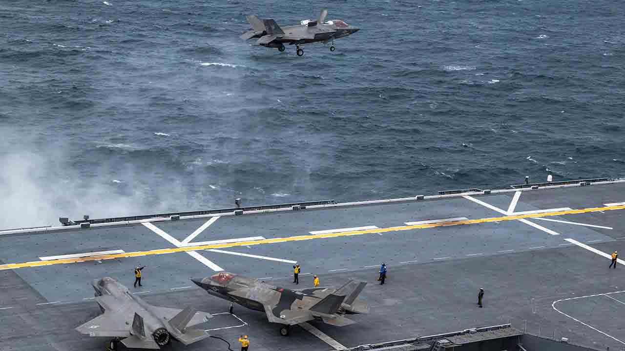 Quatro F-35B operam no JS Kaga em exercício que amplia poder aéreo Japão–EUA. Foto: X @USPacificFleet