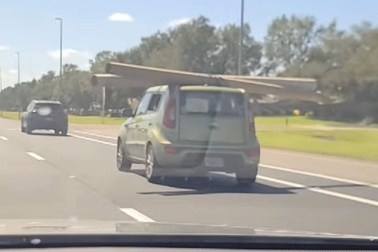 Vídeo: Motorista flagra Kia Soul dirigindo por estrada da Flórida com dois troncos no teto