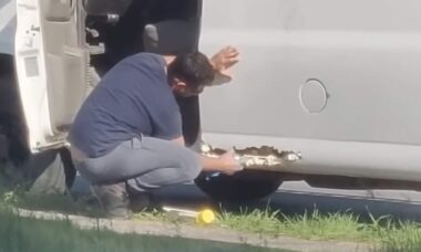Vídeo: Homem é flagrado usando solução inusitada para resolver problema de ferrugem em van branca