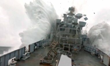 Noruega divulga ataque real: submarino lança torpedo contra fragata descomissionada. X @JFCNorfolk