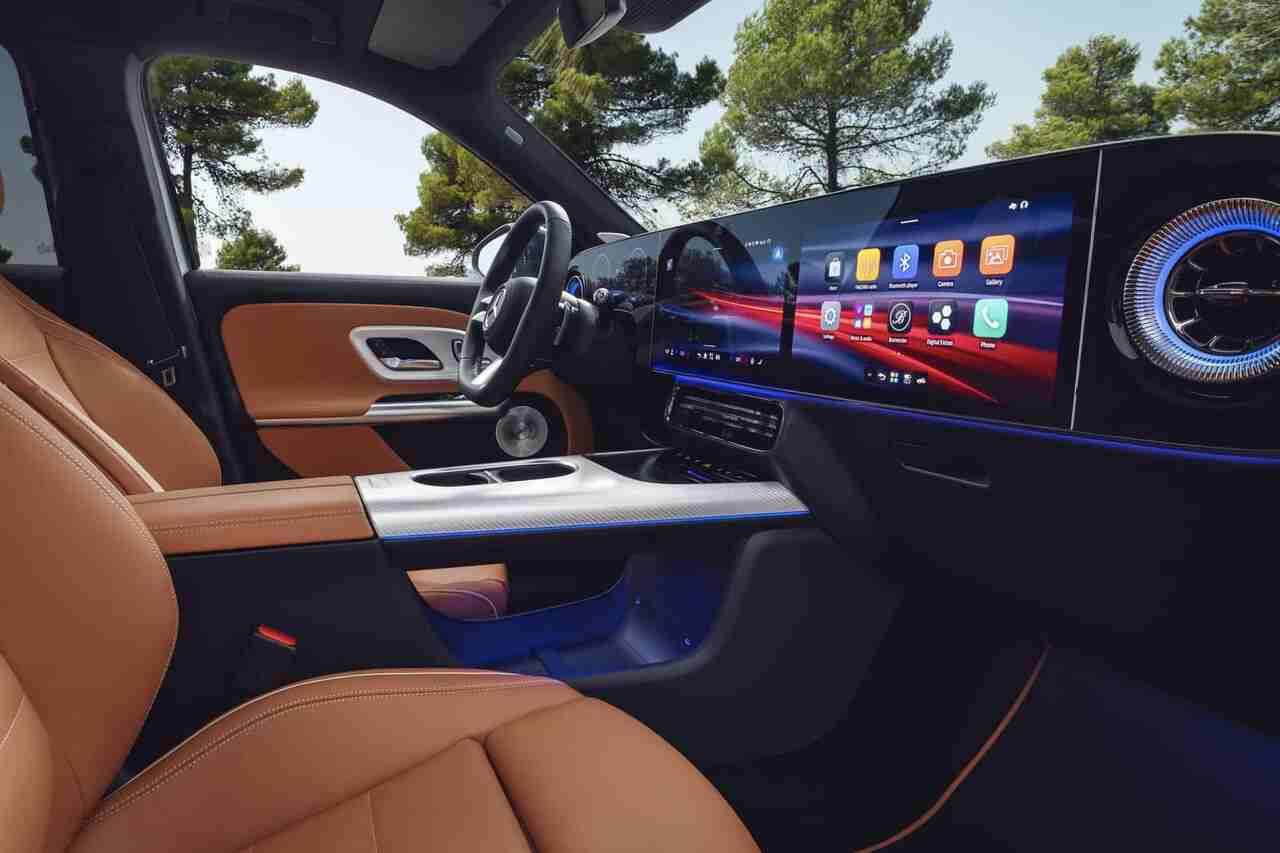 Der neue Mercedes-Benz GLB mit Panorama-Glasdach und "Sternenhimmel"-Effekt