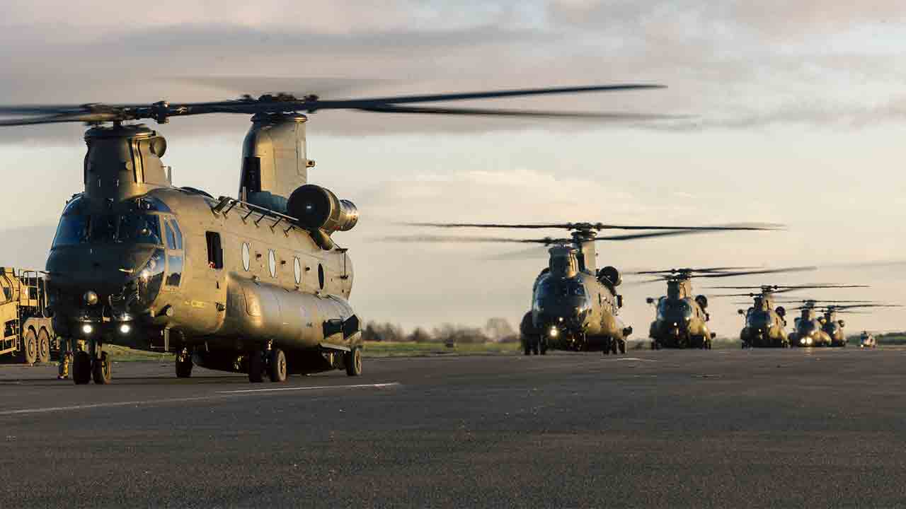演習「ピニオン・タイタン」、英国で2,000人の兵士と50機のヘリコプターを動員。写真: X @RoyalAirForce