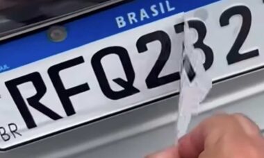 Truque com adesivo na placa tem sido usado para evitar multas no Brasil