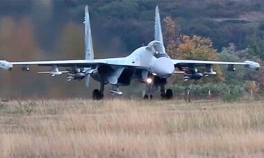 Su-35S com mísseis antirradar Kh-31P . Foto: X @GuyPlopsky