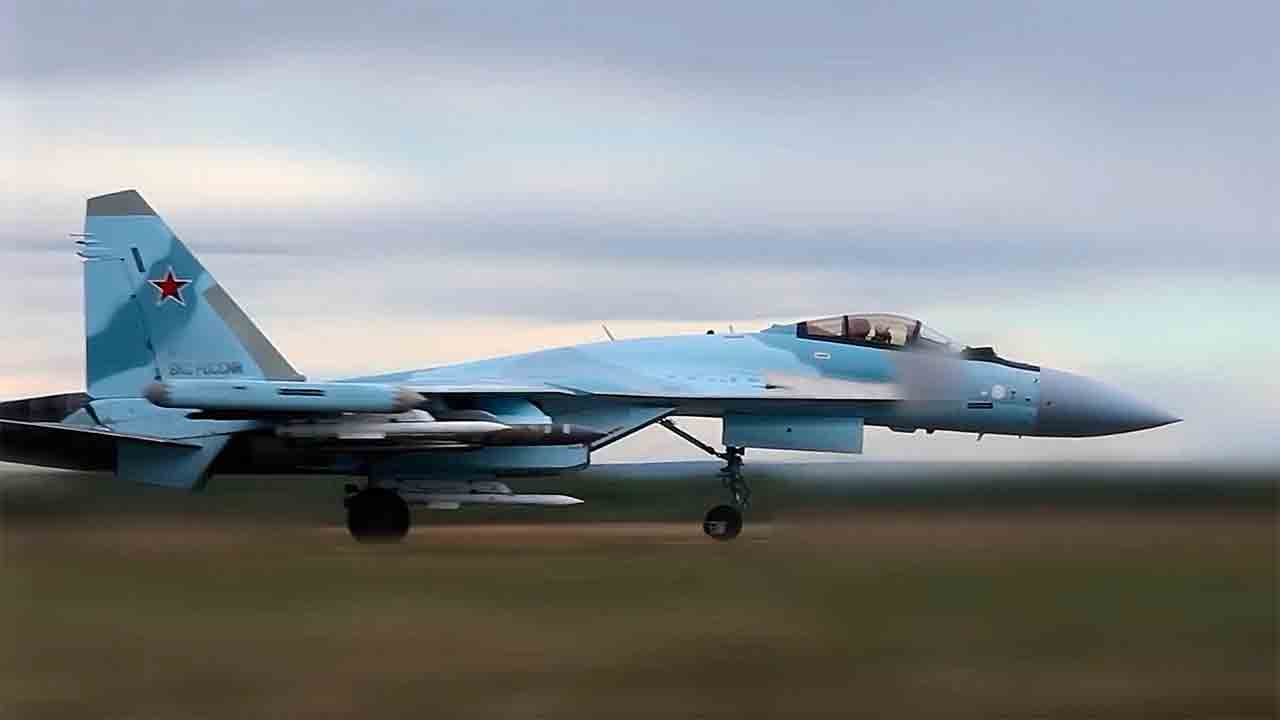 Su-35S com mísseis antirradar Kh-31P . Foto: X @GuyPlopsky