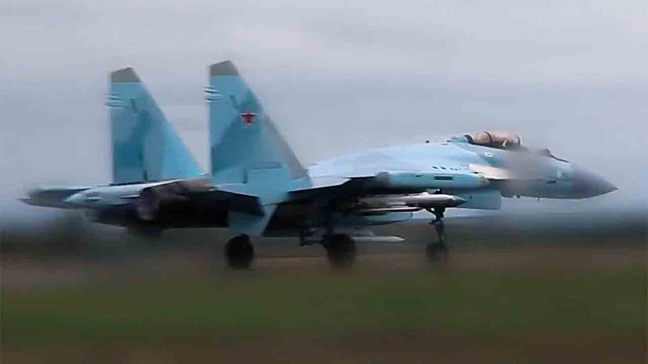 Su-35S com mísseis antirradar Kh-31P . Foto: X @GuyPlopsky