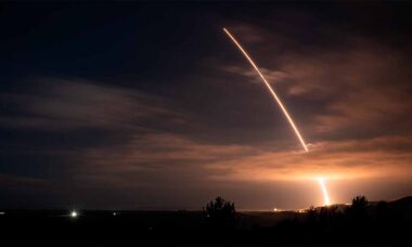 Lançamento de teste do míssil Minuteman III a partir da Base Espacial de Vandenberg, Califórnia. Foto: U.S. Air Force