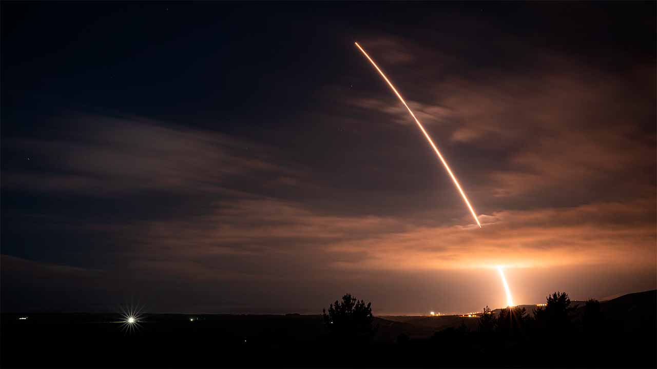 Testoppskyting av Minuteman III-missilet fra Vandenberg Space Force Base, California. Foto: U.S. Air Force