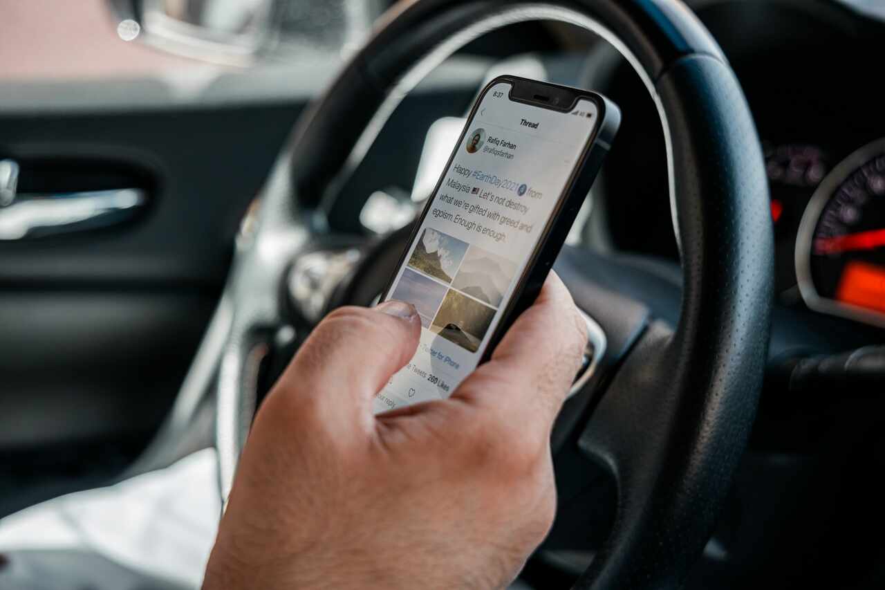 Principal causa de acidentes no Brasil é uso de celular ao volante, revela pesquisa