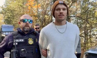 YouTuber que ateou fogo em Ferrari para vídeo é preso por suspeita de sonegar US$ 400 mil