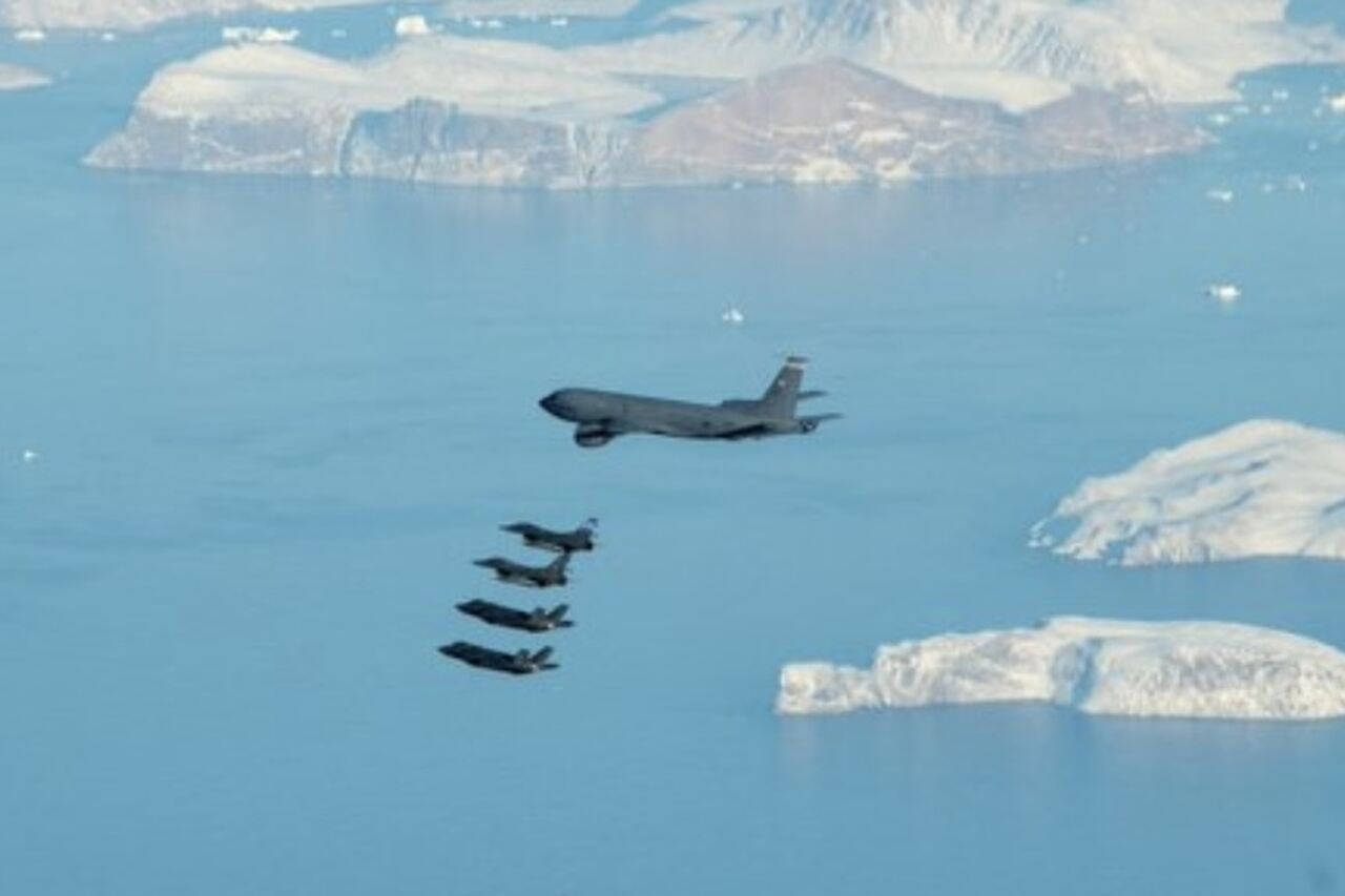 Caccia F-35A e F-16 dell’Aeronautica Militare USA conducono un "esercizio operativo dinamico" in Groenlandia