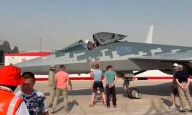 Su-57E de exportação chega aos Emirados Árabes Unidos para o Dubai Airshow 2025. Foto: UAC