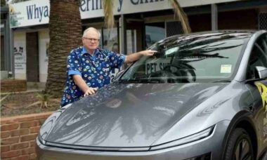 Homem escapa de acidente incomum após meteorito atingir para-brisa de seu Tesla recém-comprado