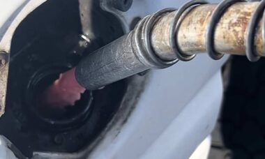 Vídeo: Homem deixa internautas confusos ao mostrar gasolina cor de rosa saindo da bomba de combustível