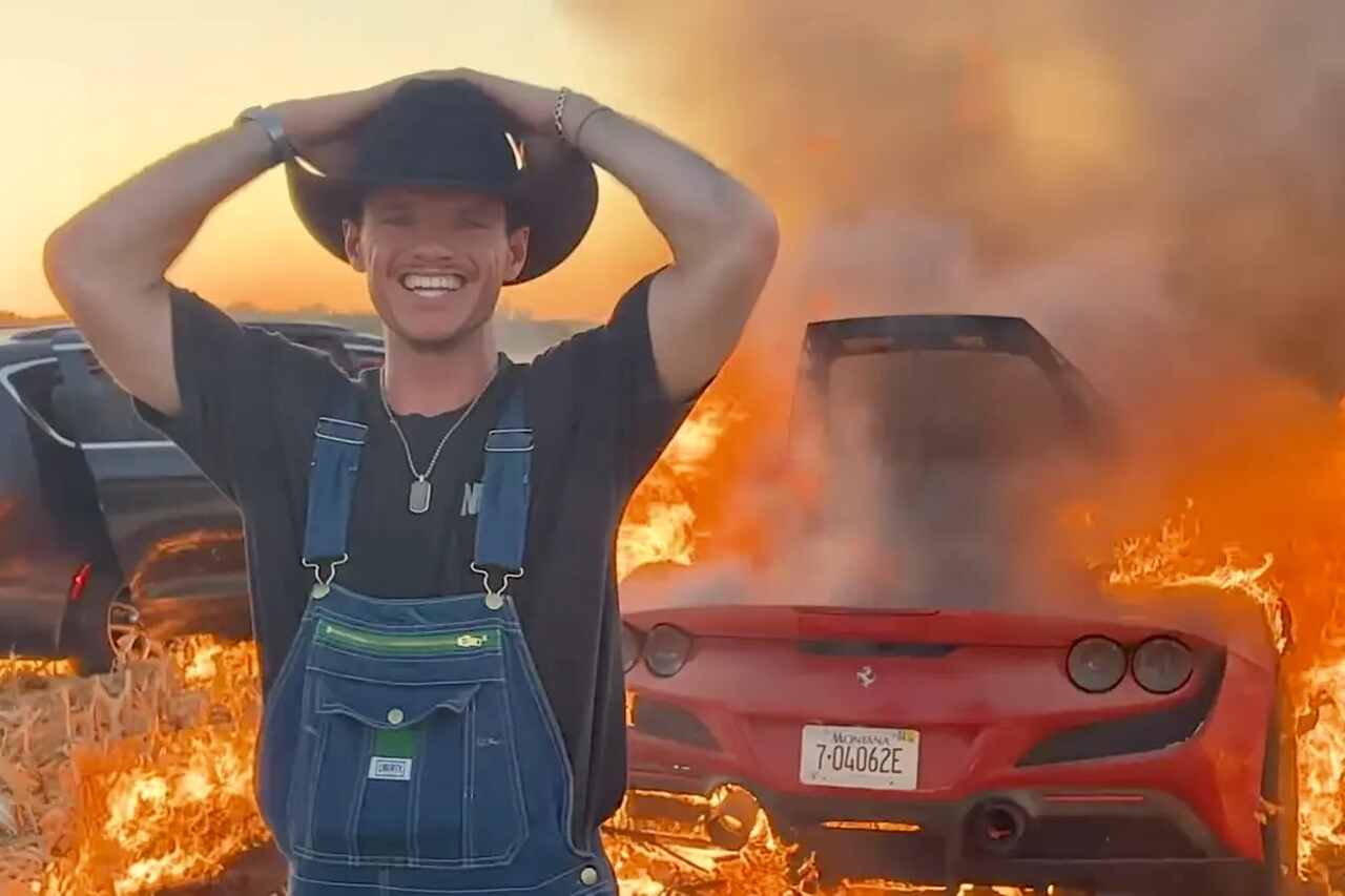 YouTuber que ateou fogo em Ferrari para vídeo é preso por suspeita de sonegar US$ 400 mil