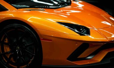 Homem vive dilema após sua esposa grávida pedir que ele venda seu carro esportivo