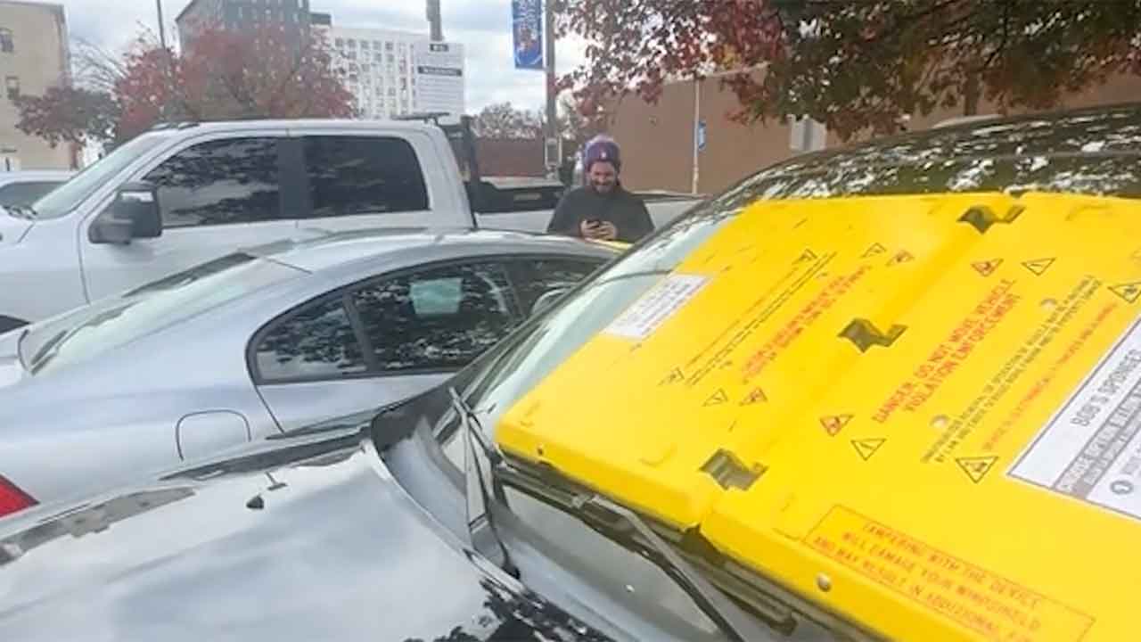 The woman encountered the windshield lock just 45 seconds after parking in a private area. Photo: TikTok @olivialangston7