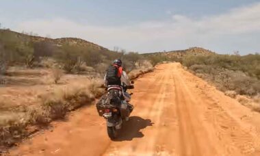 Vídeo registra eficiência de resgate remoto após motociclista sofrer grave acidente no deserto (Foto: YouTube)