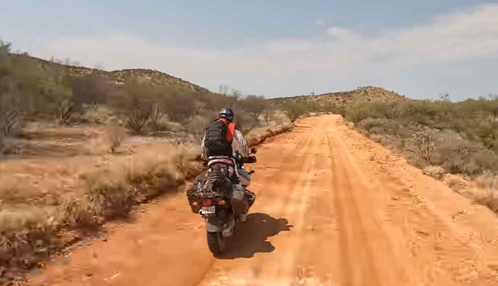 Video merekam efisiensi penyelamatan jarak jauh setelah pengendara motor mengalami kecelakaan serius di gurun (Foto: YouTube)