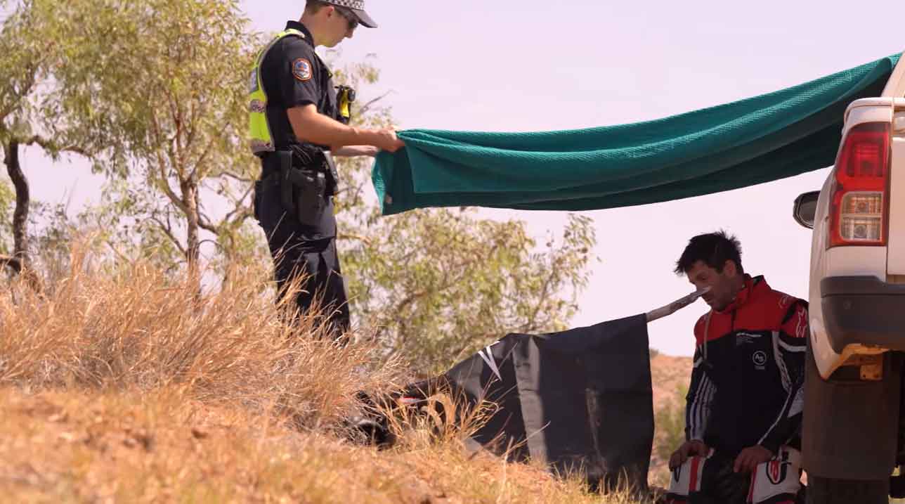 Video shows the effectiveness of remote rescue after a motorcyclist had a serious accident in the desert (Photo: YouTube)