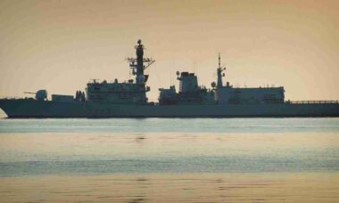 HMS Lancaster se despede após 35 anos de serviço e é retirado no Golfo