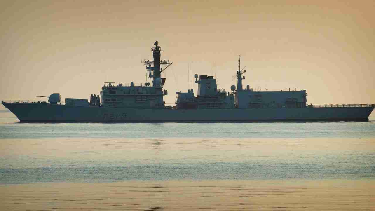 HMSランカスターは35年の任務に別れを告げ、湾岸で退役