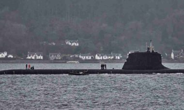 Submarino nuclear francês da classe Suffren chega à Escócia e reforça cooperação naval