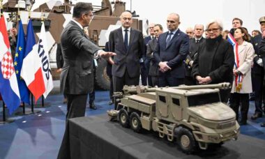 Croácia compra 18 CAESAR MkII e veículos Serval para reforçar modernização militar