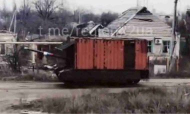 Rússia adapta tanques com contêineres marítimos e cria proteção improvisada no campo de batalha