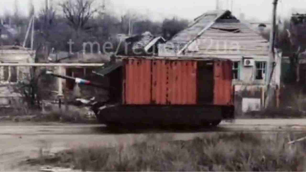 Russland passt Panzer mit Schiffscontainern an und schafft improvisierten Schutz auf dem Schlachtfeld