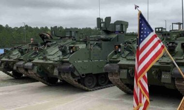 EUA reforçam frota blindada com 240 AMPVs em contrato com a BAE Systems