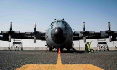 EC-130H reforça presença dos EUA no Caribe com foco em guerra eletrônica contra a Venezuela