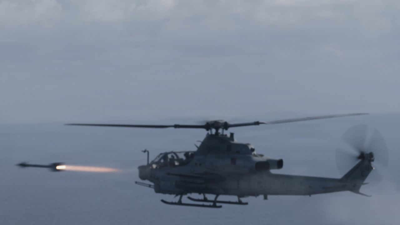 AH-1Z Viper dispara míssil AIM-9 em exercício aéreo dos EUA no Caribe