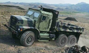 Oshkosh fecha contrato de US$ 49 milhões para renovar MTVR dos Fuzileiros Navais dos EUA (X @OshkoshDefense)