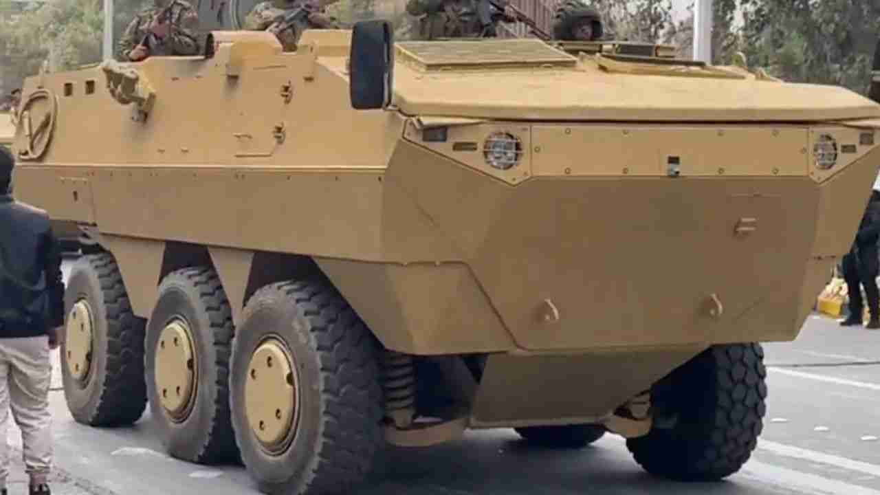 Syrien zeigt türkische Ejder TTZA-Panzerfahrzeuge bei der ersten Parade nach dem Sturz des Assad-Regimes