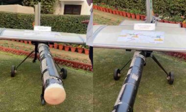 Índia exibe drone kamikaze YIHA-III interceptado em operação contra o Paquistão