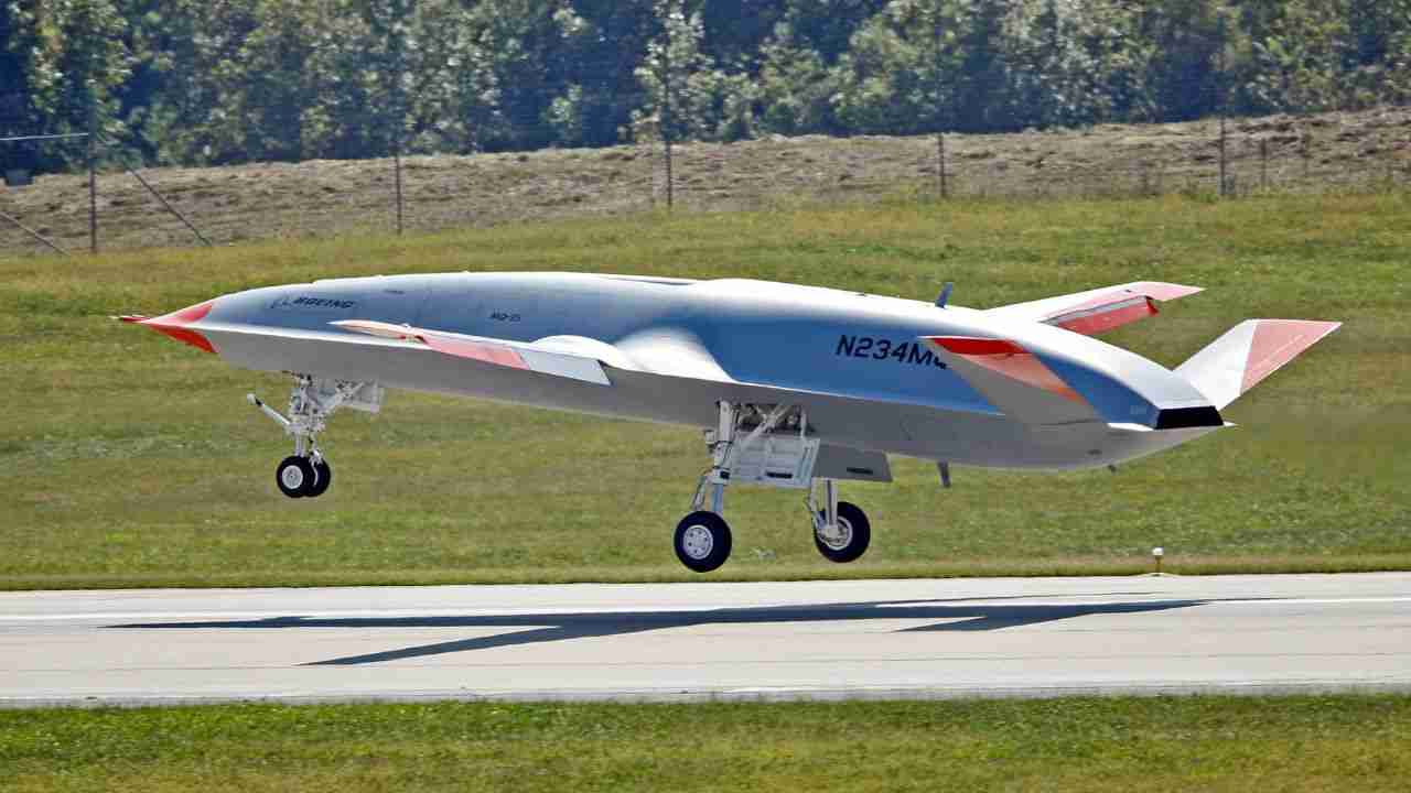 米海軍、MQ-25の初飛行を2026年に延期し、空中給油ドローンのテストを延長