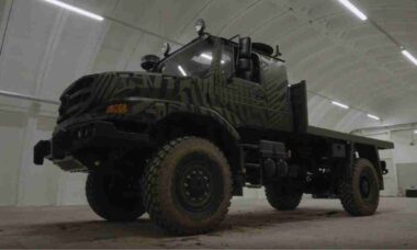 ARX Robotics apresenta caminhão Zetros operado remotamente para missões logísticas
