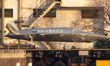 China posiciona drones “loyal wingman” para testes no convés do navio Type 076 Sichuan