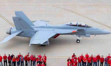 Super Hornet completa 30 anos como pilar da aviação naval dos EUA
