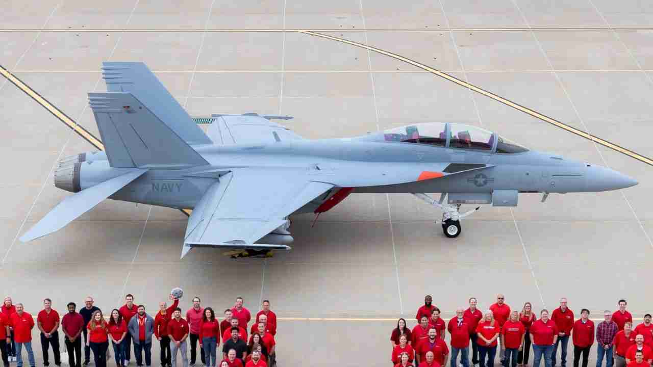 Super Hornet completa 30 anos como pilar da aviação naval dos EUA