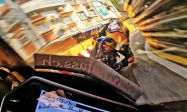 Vídeo: Motociclista grava corrida com câmera no capacete e o resultado parece cena de videogame